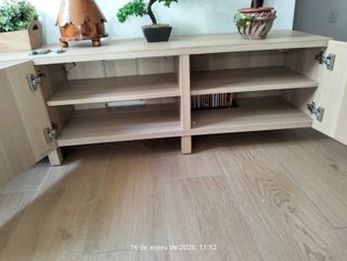 Mueble TV modelo Besta con 4 patas
