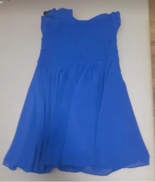 Vestido de fiesta azul con Flor negra.
