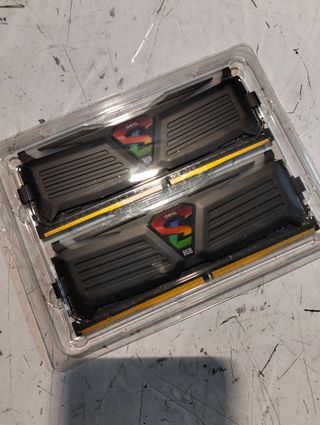 GeIL Super Luce RGB 8GB (2x4GB) DDR4 2400MHz CL16 Memoria RAM