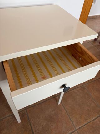 Mesita de noche beige madera