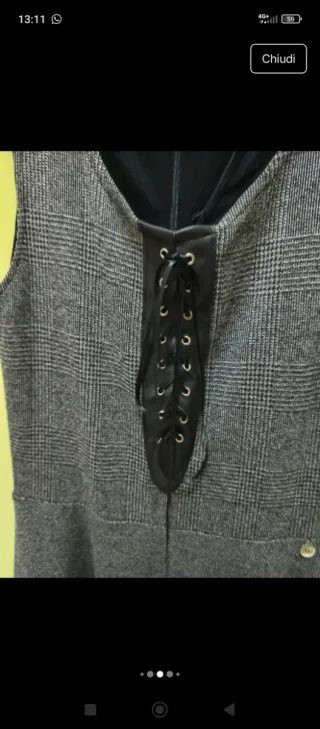 Abito corto con allacciatura