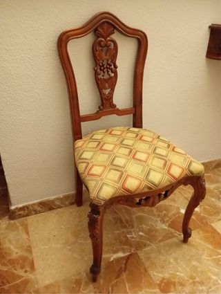 Juego de 2 sillas de madera tallada