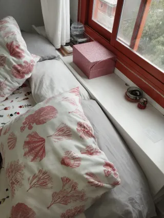 Cama blanca con cajones y almacenaje