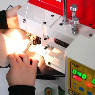 Máquina Plegadora Bordes Cuero