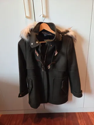 Abrigo de paño verde con capucha