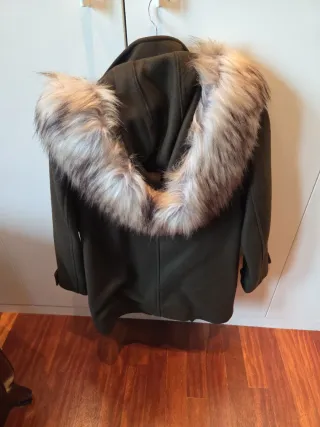 Abrigo de paño verde con capucha