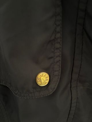 Giacca Moncler blu con dettagli oro