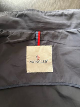 Giacca Moncler blu con dettagli oro