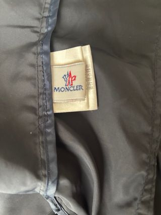 Giacca Moncler blu con dettagli oro
