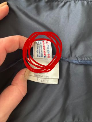 Giacca Moncler blu con dettagli oro