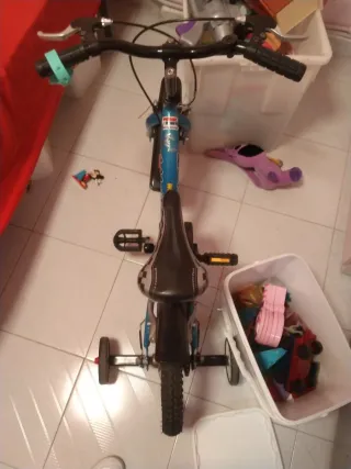 Bicicleta infantil azul con ruedines