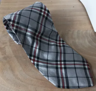 Elegante corbata Fred Perry tartán gris y rojo