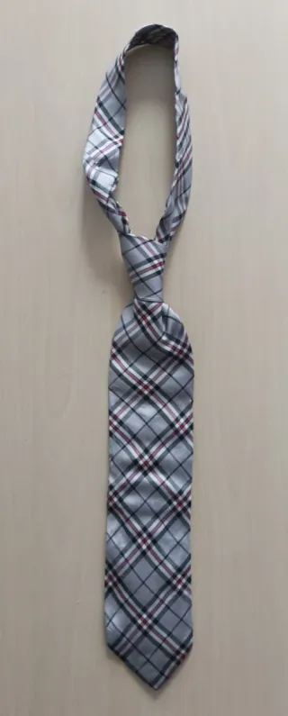 Elegante corbata Fred Perry tartán gris y rojo