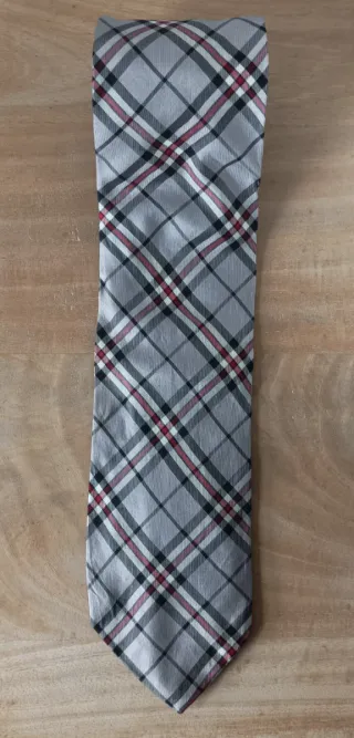 Elegante corbata Fred Perry tartán gris y rojo