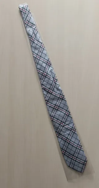 Elegante corbata Fred Perry tartán gris y rojo