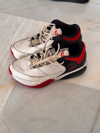 Zapatillas Jordan Blancas y Rojas