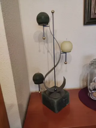 Candelabros de metal y velas decorativas