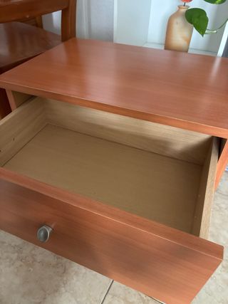 Mesita de noche de madera