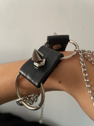 Pulsera esclava con cadenas y pinchos