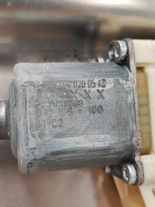 Mercedes-benz a2048204302 elevalunas clase 240171