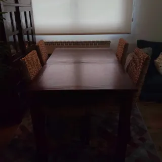 REBAJADA Mesa comedor y 4 sillas de madera y mimbr