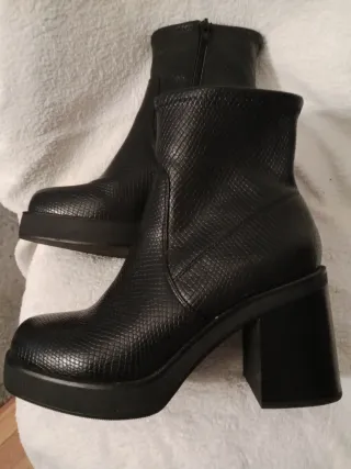 Botines negros efecto piel serpiente