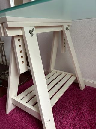 Tavolo da scrivania in vetro e supporti in legno