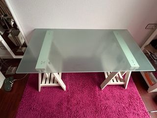 Tavolo da scrivania in vetro e supporti in legno