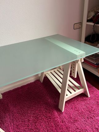 Tavolo da scrivania in vetro e supporti in legno