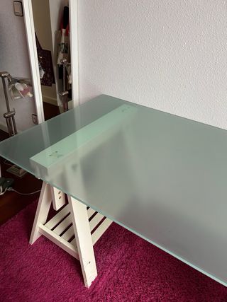 Tavolo da scrivania in vetro e supporti in legno