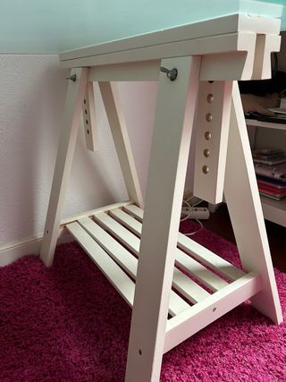 Tavolo da scrivania in vetro e supporti in legno