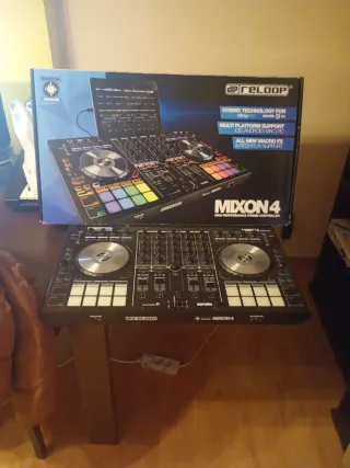 Controladora DJ Reloop Mixon 4