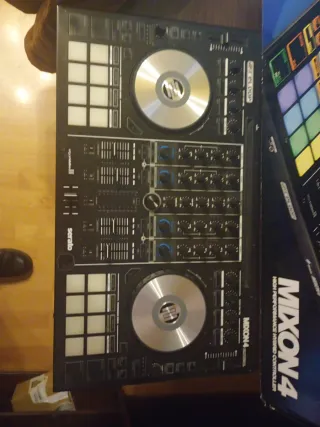 Controladora DJ Reloop Mixon 4