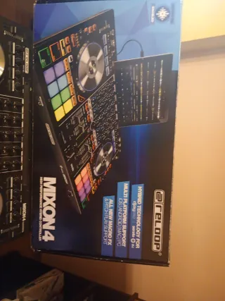 Controladora DJ Reloop Mixon 4