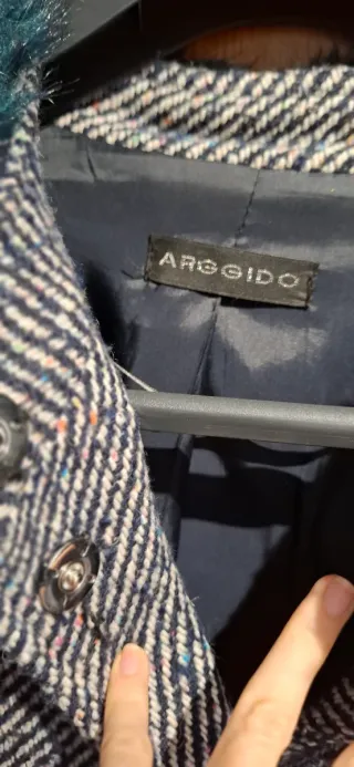 Abrigo arggido  elegante con detalles de pelo