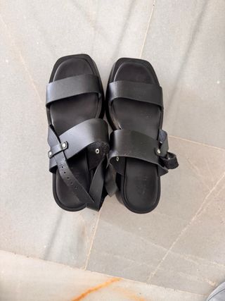 Sandalias negras de cuero