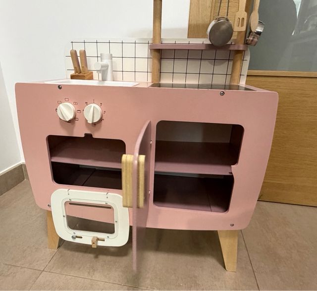 Cocina de madera rosa infantil