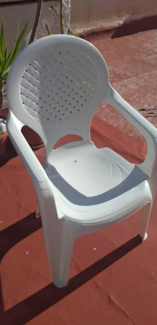 Silla de jardín blanca de plástico