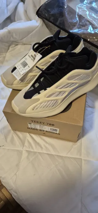 Adidas Yeezy 700 V3 Beige/Negro Talla 44
