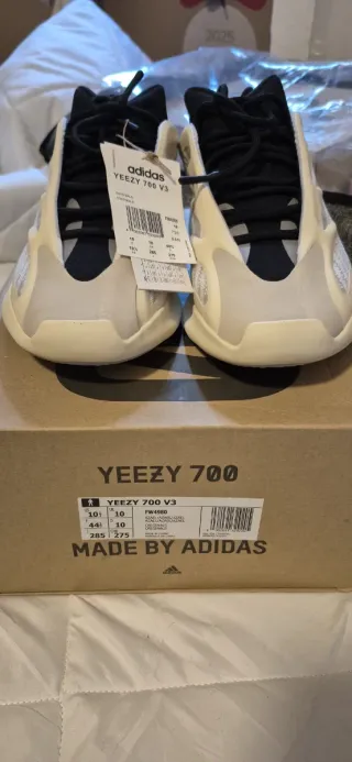 Adidas Yeezy 700 V3 Beige/Negro Talla 44
