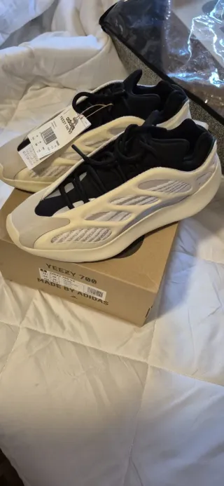 Adidas Yeezy 700 V3 Beige/Negro Talla 44