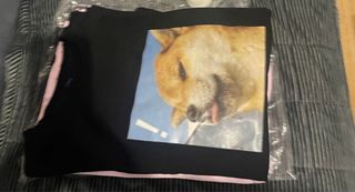 Camiseta negra con estampado de perro