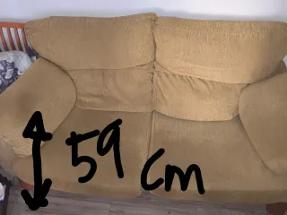 Sofá de tela con estructura metálica