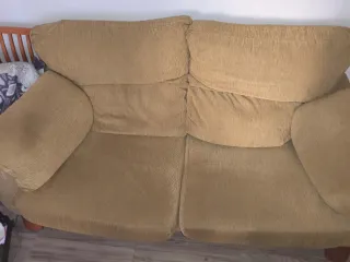 Sofá de tela con estructura metálica