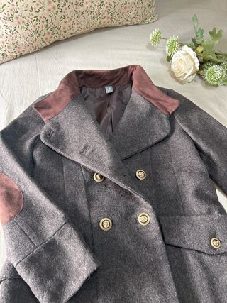 Chaqueta gris con coderas y botones dorados