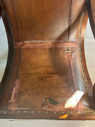 Butacón de madera y piel para restaurar