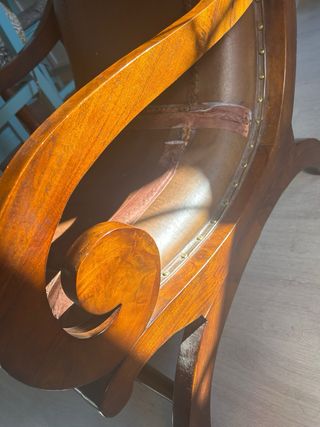 Butacón de madera y piel para restaurar