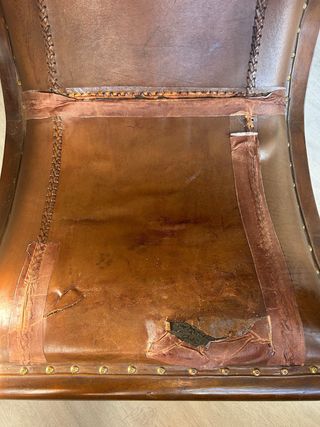 Butacón de madera y piel para restaurar