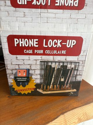 Jaula para móviles con candado.