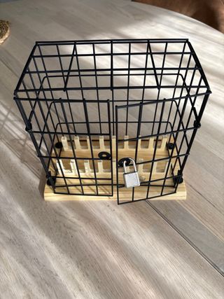 Jaula para móviles con candado.